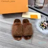 Slippers الخريف الشتاء الراقية النعال النعال الفراء الفاخرة مصممة مصممة نبيلة نبيلة كاملة في المنزل الترفيه Q230909