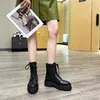 Deri Kadınlar Martin Boots İlkbahar ve Sonbahar Tasarımcı Moda Cowhide Ayak Bileği Botları Çöp Taban Çöl Botları Yüksek Kaliteli Bisikletçi Botları Tasarımcı Ayakkabı Kayışı Kutusu
