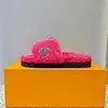 Pantofole con tacco piatto di alta qualità Moda Agnello Peluche Punta aperta Scarpe da donna firmate Casual Suola spessa Denti stampati Antiscivolo Pantofola invernale per la casa per capispalla taglia 35-46