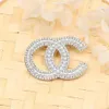 Hela lyxvarumärkesdesigner Letter Pins Brosches Women 100style Crystal Pearl Rhinestone Cape Buckle Brooch Suit Pin Wedding P2491