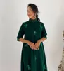 Vert foncé une ligne mère de la mariée robes col de perles demi manches plume formelle robe de soirée en satin longueur de plancher arabe dubaï robes De Fiesta 326 326