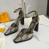 Haute nyhet couture sandaler för kvinnor klänningsskor designer mode tryckt tyg patent läder hög klackade sko f ihålig täckning häl rom sandal storlek 35-40