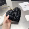 Mini çift kalp fermuarlı madeni para çantası tasarımcı çanta patent deri siyah beyaz matelasse zinciri güzel crossbod omuz çanta bayan cüzdan altın metal donanım 14cm