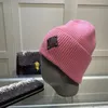 Beanie Luxurysのデザイナーは新しいファッションの男性と女性を帽子をかぶってダブルニット帽子ウールキャップ毎日カジュアルな汎用性のある目を引く性格の色