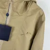 Designer Jacket Classic 1V Brosch Zipper Jackets män Kvinnor dubbelsidiga rockar Fashion Hooded Windbreaker Menlon Windproect Trench Coat