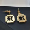 2022 Nouvelles boucles d'oreilles à breloques Mode Marque de luxe Designer Designs Perle Rim Laiton Lettre Pendentif Mariage Fête Couple Cadeau Exceptionnel272h