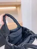 Sac de créateur 1:1 en nylon, sac à bandoulière portable moelleux avec paillettes triangulaires en métal et poche intérieure à fermeture éclair pour femmes de luxe