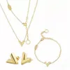 Orecchini di design con bracciale in oro di moda per donna Collana con ciondolo Braccialetti con ciondoli in acciaio inossidabile Set di gioielli di design Collana da donna246e