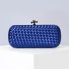 Shoppingväskor kvinnor väskor lyxiga konstgjorda siden vävda crossbody clutch afton väska handväska affärsfest bankett klänning handväska lady gif 230908