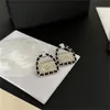 Hjärtformad studdesigner Gold Earring C Logo Woman Luxury Jewelry Women Classics Ccity Hoop Crystal Pearl Earrings 09564