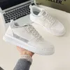 Zapatos de hombre 2023 primavera y otoño nueva tendencia de moda zapatos blancos pequeños Activismo estudiantil zapatos deportivos versátiles al aire libre tendencia de zapatos de tabla