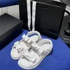 Hign Quality Designer Sandalen Kanalrutschen Verstellbare Schnalle Flachkomfortsrutschen mit Bogenunterstützung Sommer Essentielles Strand Heim und Straßen Freizeitsandles