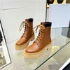 Deri Kadınlar Martin Boots İlkbahar ve Sonbahar Tasarımcı Moda Cowhide Ayak Bileği Botları Çöp Taban Çöl Botları Yüksek Kaliteli Bisikletçi Botları Tasarımcı Ayakkabı Kayışı Kutusu