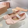 Miumi Designer Ballett Sandalen Schuhe Frauen Satin Bogen Komfort und Freizeit Loafer Flat Dance Shoe Ladies Mädchen Urlaub Stretch Mary Jane Schuhe