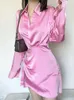 Robes décontractées Col à revers pour femmes Robe chemise en satin à manches longues Mini Slim Bureau Soie Col en V Élégant Fête Rose