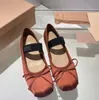 Miumi Designer Ballett Sandalen Schuhe Frauen Satin Bogen Komfort und Freizeit Loafer Flat Dance Shoe Ladies Mädchen Urlaub Stretch Mary Jane Schuhe