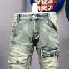 Mäns jeans vår och hösten nödställda patch multi pocket smala fit fötter trendiga retro byxor 230909