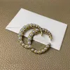 Lyxdesigner Fashion Pearl Letter Pins Brosches Herr- och kvinnors samma stil som används för kostymtröja brosch smycken296v