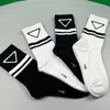 Calcetines para hombre Moda Mujer Hombre Calcetines Carta de alta calidad Algodón transpirable Venta al por mayor jogging Baloncesto fútbol calcetín deportivo Caja de regalo Una caja de cuatro pares