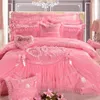 豪華なピンクのハート型のレースの寝具セットキングクイーンサイズのプリンセスウェディングベッドクロスシルクコットンジャクアンサテン羽毛布団カバーベッドS2175