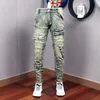 Mäns jeans vår och hösten nödställda patch multi pocket smala fit fötter trendiga retro byxor 230909