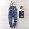 Mäns jeans herrar casual denim jumpsuit mager jean overall rippade vintage bib byxor manliga hängslen 71403240g