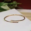 V material de oro Encanto de calidad de lujo Clásico Excelente brazalete fino estilo pulsera con dijes abierto Joyería de diseño Bijoux para dama We295Z