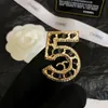 23SS Luxury Brand Gold Letter Designer Pins Brosches For Women Men Copper Fashion Crystal Pearl Brosch Gold Plate Pin smycken för 237F