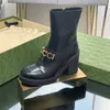 Yeni Varış Botları Tasarımcılar Ayakkabı Gold Mektup Toka İnkiye Zip Bayan Ayak Bileği Önlük Kalın Sole Platform Topuk Dış Mekan Ayakkabı 9cm Yüksek Topuklu Tasarımcı Boot 35-41