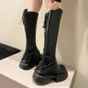 Сапоги 2023, зимние женские туфли на плоской подошве, плиссированные сапоги до колена «Челси», дизайнерские гладиаторы, мотоциклетные сапоги в готическом стиле 230911