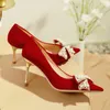 Zapatos de vestir Sexy Terciopelo rojo Boda para mujeres 2023 Pearl Bowknot Punta puntiaguda Bombas Mujer Stiletto Tacones altos