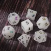 Doğal Beyaz Kristal Polyhedral Gevşek Taşlar Dice 7pcs Set Zindanlar Ejderhaları Kaplama Yazı Taşları Taş Dice Set DND RPG Oyun Süsleri Spot Ürünler Toptan Özel