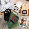 Zapatillas de piel de diseñador para mujer, zapatos de marca de lujo para el hogar, chanclas para mujer con letras esponjosas, planos bordados en rosa y blanco, Otoño e Invierno