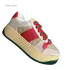 Scarpe di alta marca Scarpe da uomo Moda Sneaker Casual Versione 2023 Piccolo pane sporco Suole spesse Bianco Rosa Aumenta la versatilità delle donne in vera pelle