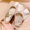 Luxury Paris Ballet Fashion Designer Professional Dance Shoes 2023 Satin ballerinas mm plateforme Bowknot Bouche peu profonde Sandales plates simples pour femmes 35-40