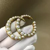 Lyxdesigner Fashion Pearl Letter Pins Brosches Herr- och kvinnors samma stil som används för kostymtröja brosch smycken234t