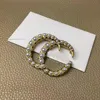 Lyxdesigner Fashion Pearl Letter Pins Brosches Herr- och kvinnors samma stil som används för kostymtröja brosch smycken234t