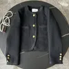 Женские куртки 2023, винтажное твидовое короткое пальто с круглым вырезом, маленькое ароматное осенне-зимнее черное шерстяное пальто с золотыми пуговицами и карманами