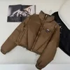 Parkas femininas designer 2023 outono/inverno novo triângulo de metal corte 3d locomotiva pão curto para baixo casaco para mulher h9gb