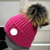 Designer beanie kvinnors hårboll broderi märke varm hår kvinna beanie vindtät vindtät elastisk kvinna basker baskerbädd