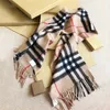 スタイリッシュな男性女性カシミアスカーフクラシック格子縞のデザイナースカーフ柔らかい豪華な秋と冬のスカーフフィーホリデーギフトには9つのスタイルが必要です