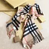 Snygga män Kvinnor Cashmere Scarves Classic Plaid Designer Scarvf Soft Luxury Autumn and Winter Long Scarvf Holiday Gifts Måste ha 9 Styles NMD0