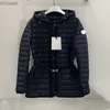 Parka in piumino da uomo Designer di lusso da donna in piuma Distintivo ricamato Cintura in vita aderente di media lunghezza con cappuccio Giacca invernale ispessita caldo cappotto sciolto HKD230911