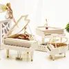 Objets décoratifs Figurines Danse rotative créative Petite fille Piano Boîte à musique Ornements décoratifs Cadeau d'anniversaire pour la Saint-Valentin pour enfants 230911