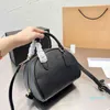 Axelväska totes designer jordgubbe luxurys handväska kvinnor ångat bröd lyx läder tygväska liten halvmoom crossbody väskor