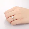 Anelli a grappolo rotondi da 1,2 ct Moissanite in oro bianco massiccio 14k Anello di fidanzamento da donna Matrimonio romantico per gioielli di coppia