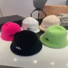 Autunno e inverno caldo peluche cappello a secchiello di design berretto da donna stampa di lettere color caramello casquette per il tour delle vacanze