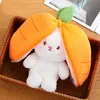 18 cm Creative Carrot Strawberry Bag Transform till Rabbit Plush Toys Lovely Long Ears Bunny fylld mjuk docka kawaii barn gåvor bästa kvalitet