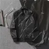メンズコートデザイナーレザージャケットカラットチェーン刺繍レタージャケットスタンドカラー爆撃機ファッションストリートウェアサイズM-3XL