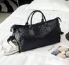 女性の黒い格子縞の旅行バッグ